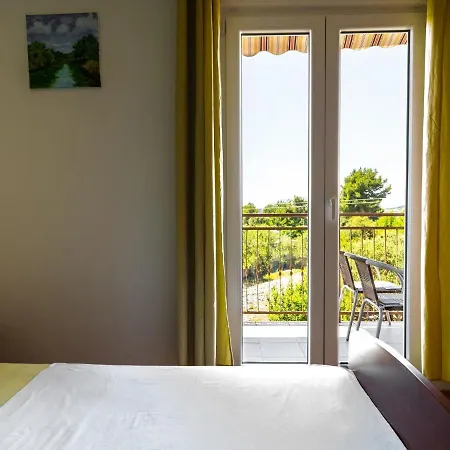 Simplistic In Rogoznica Near Sea Beach * 罗戈兹尼察